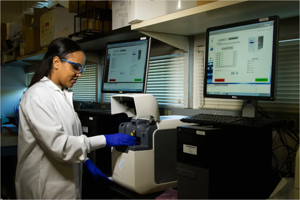 Detail Biotechnology Researcher Analyzing Dna Gel Electrophoresis Number 16