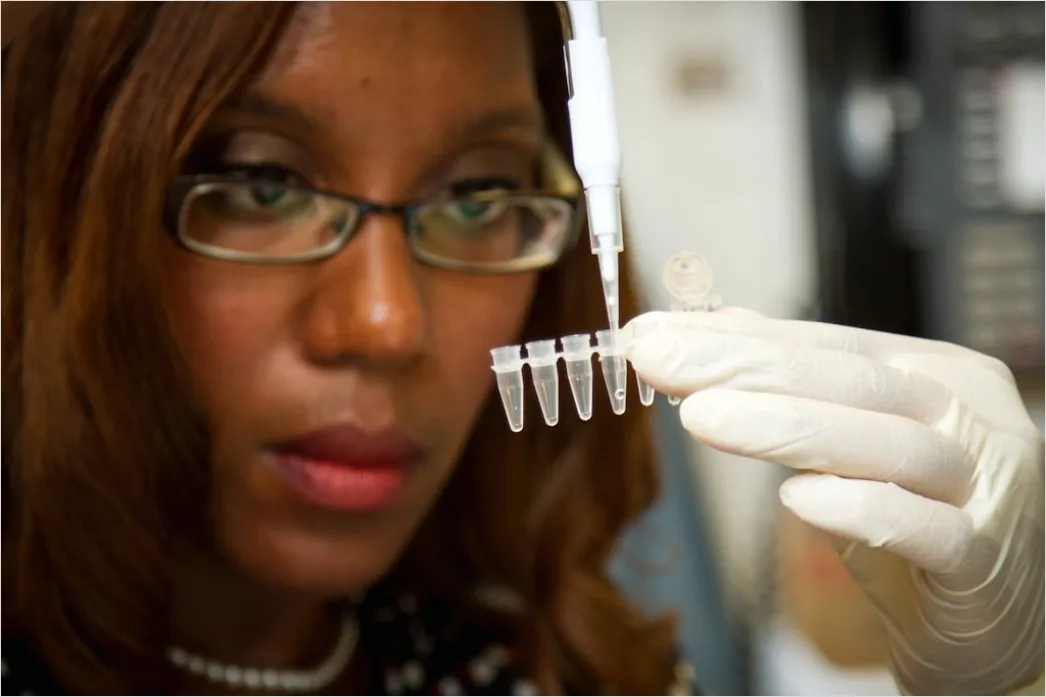 Detail Biotechnology Researcher Analyzing Dna Gel Electrophoresis Number 18