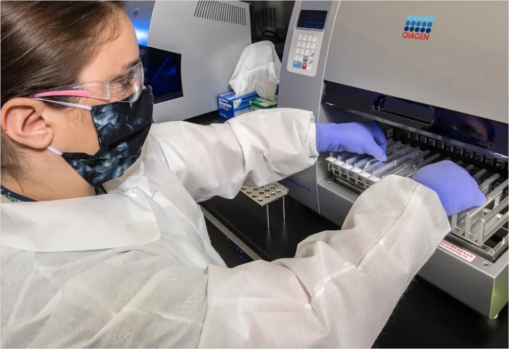 Detail Biotechnology Researcher Analyzing Dna Gel Electrophoresis Number 19