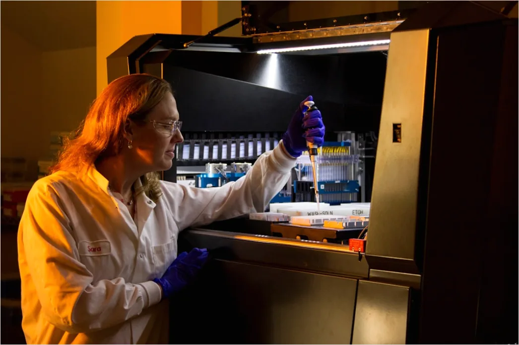 Detail Biotechnology Researcher Analyzing Dna Gel Electrophoresis Number 6