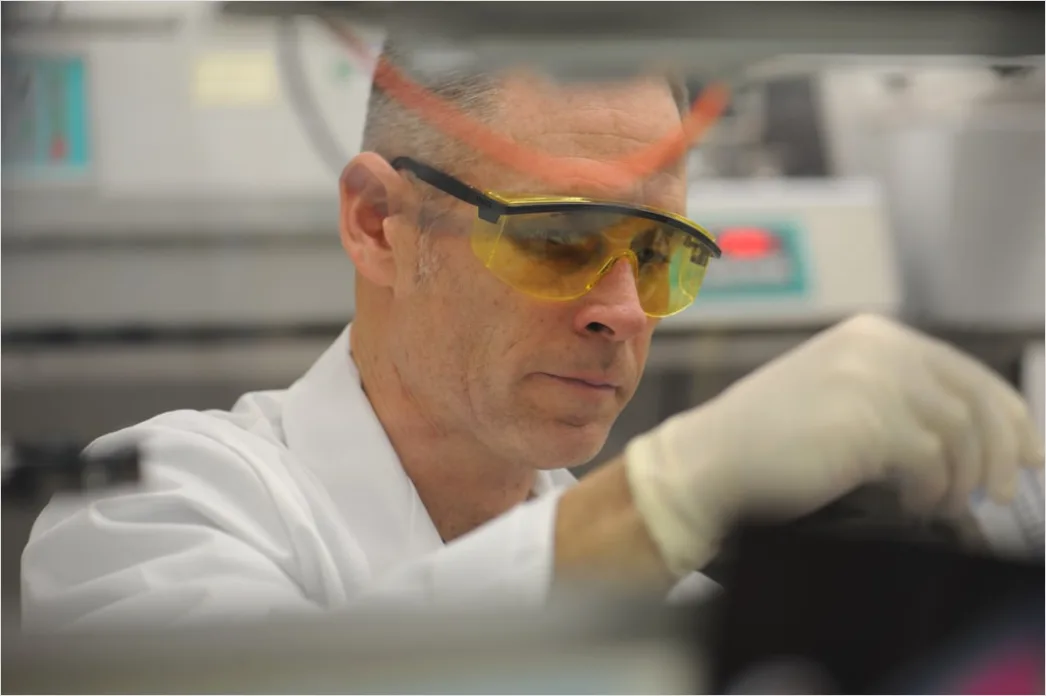 Detail Biotechnology Researcher Analyzing Dna Gel Electrophoresis Number 10