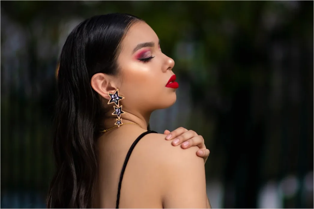 Detail Bold Red Lip Makeup Look For Evening Number 13