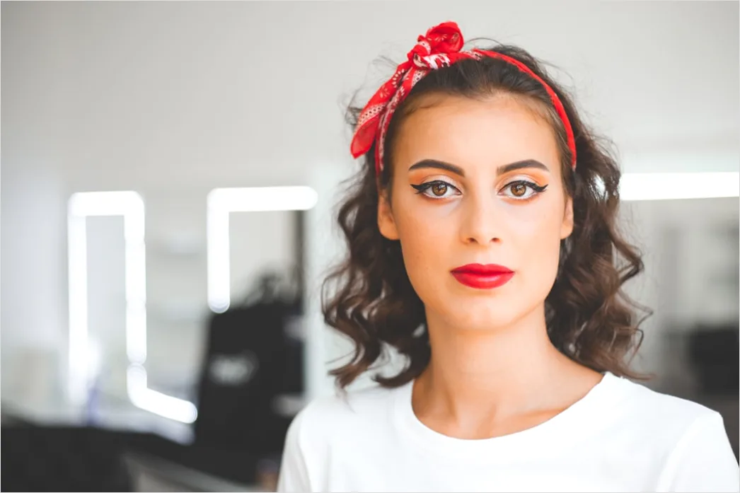 Detail Bold Red Lip Makeup Look For Evening Number 15