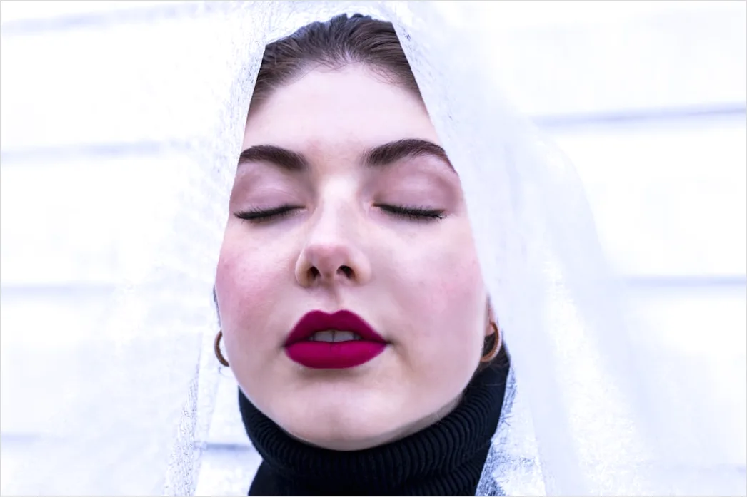 Detail Bold Red Lip Makeup Look For Evening Number 16