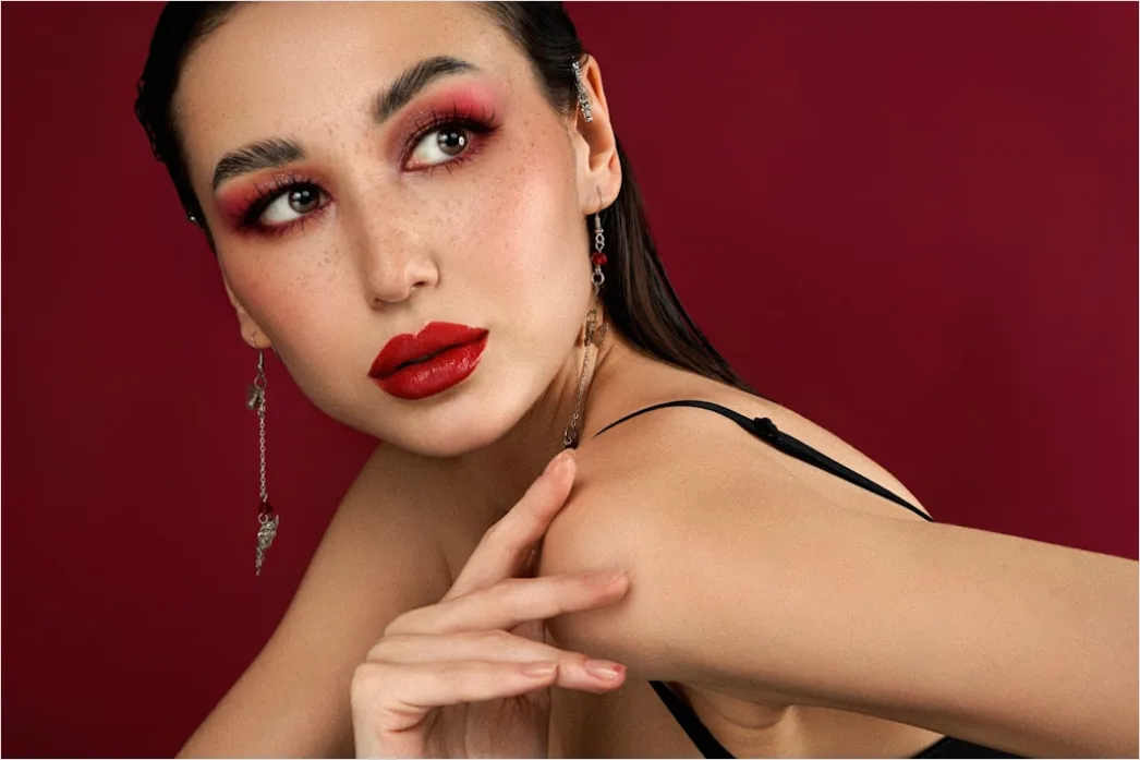 Detail Bold Red Lip Makeup Look For Evening Number 17