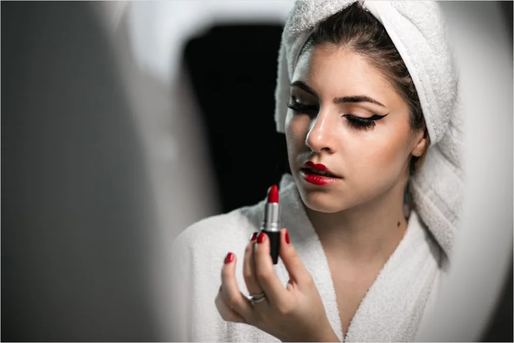 Detail Bold Red Lip Makeup Look For Evening Number 4
