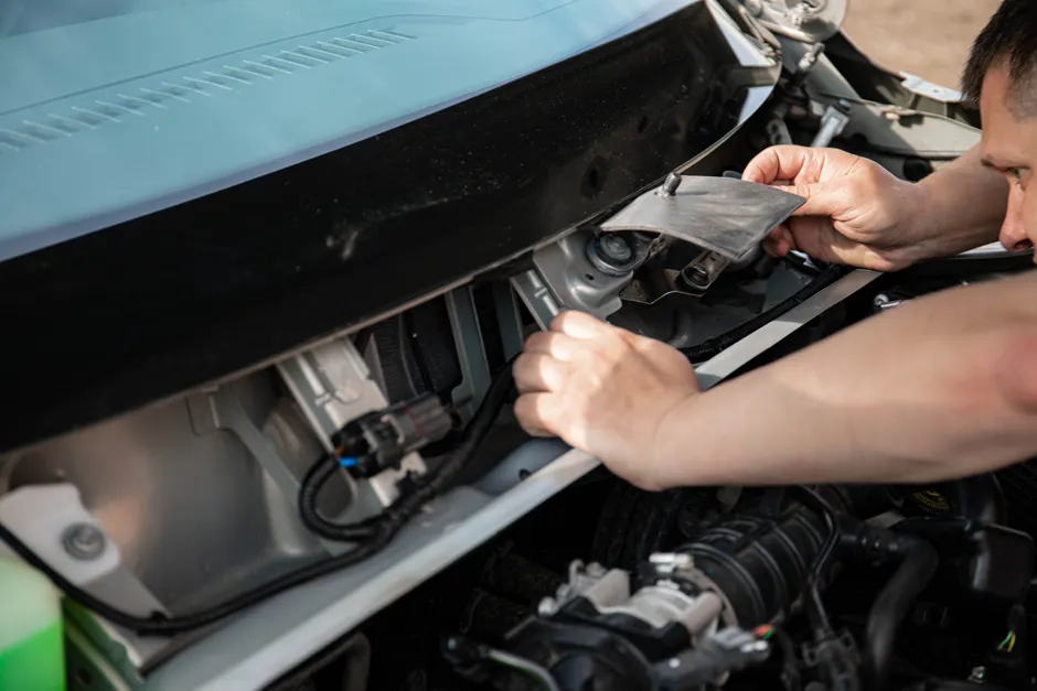 Detail Car Door Assembly Line Workers Fitting Parts Number 16