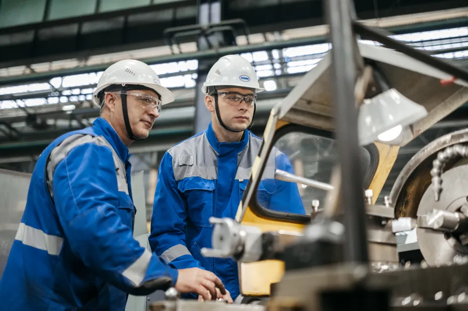 Detail Car Door Assembly Line Workers Fitting Parts Number 18