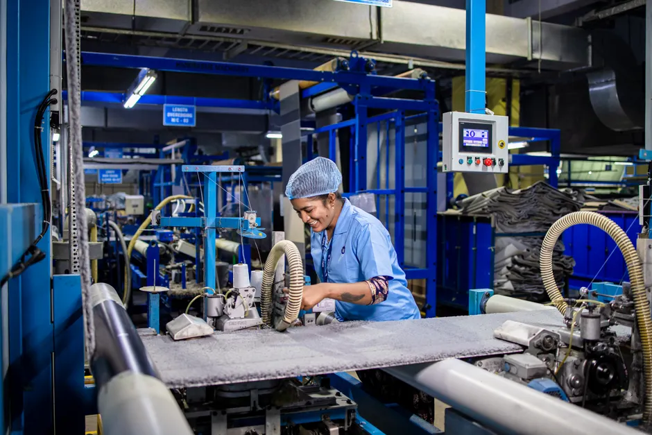 Detail Car Door Assembly Line Workers Fitting Parts Number 20