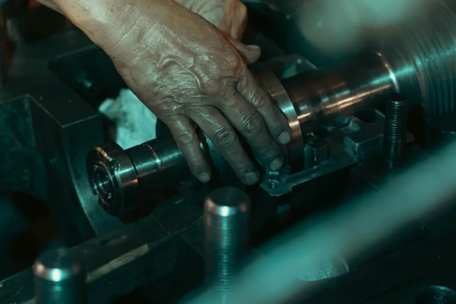 Detail Car Door Assembly Line Workers Fitting Parts Number 6