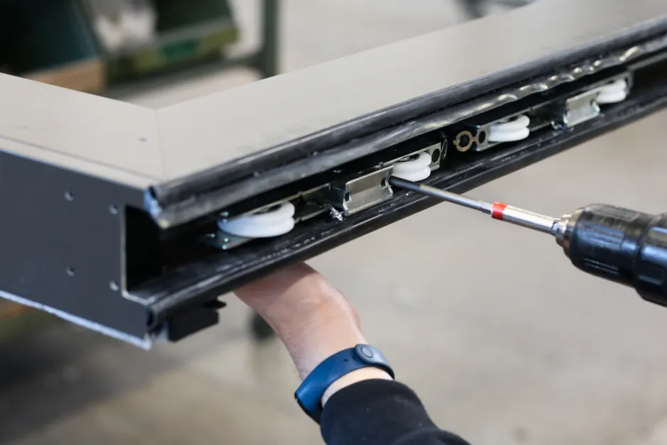 Detail Car Door Assembly Line Workers Fitting Parts Number 10