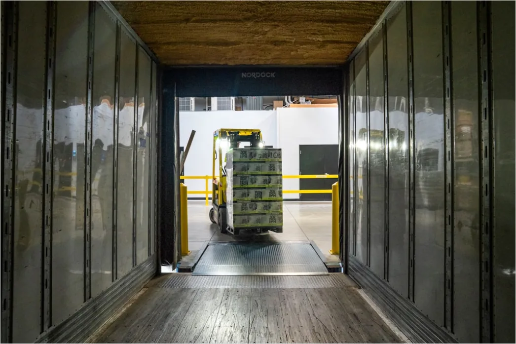 Cross Docking Warehouse Truck Loading Unloading 9416