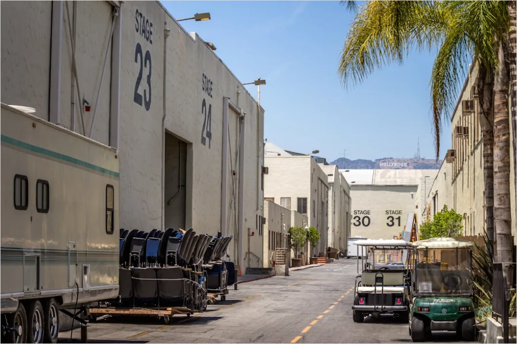 Detail Cross Docking Warehouse Truck Loading Unloading Number 11