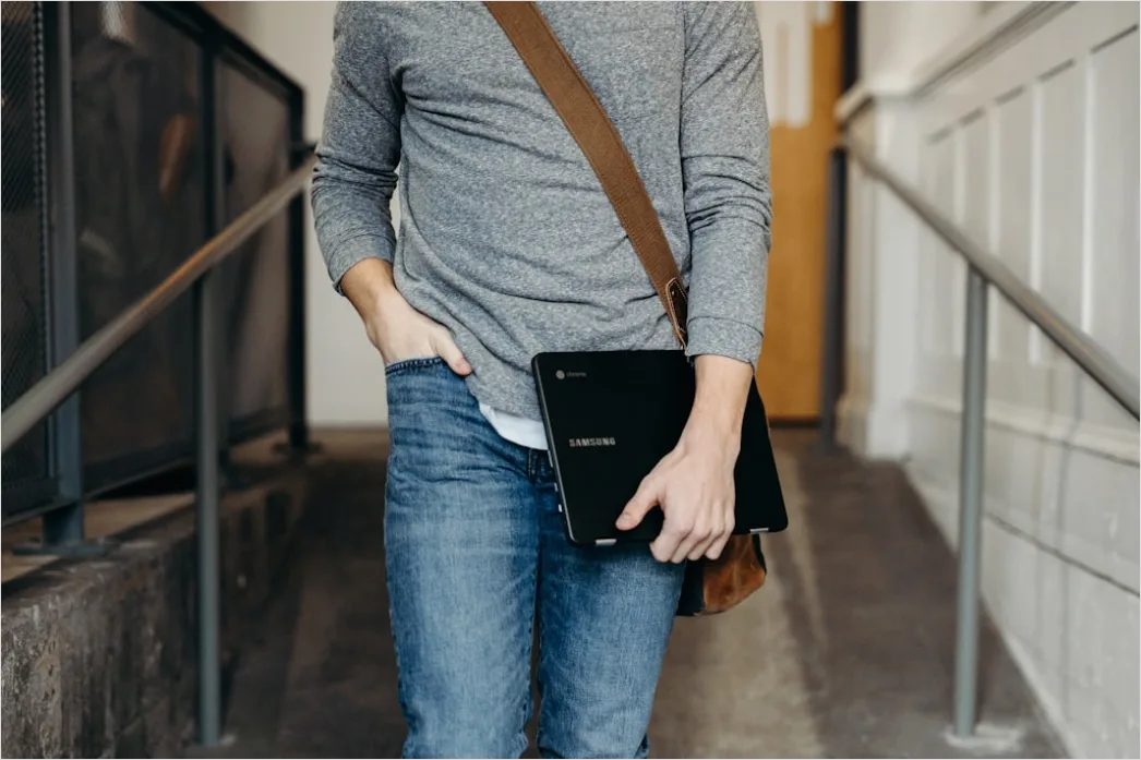 Detail Crossbody Bag Outfit Ideas For Everyday Use Number 13