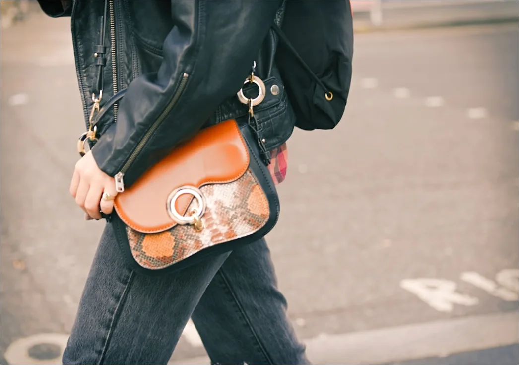 Detail Crossbody Bag Outfit Ideas For Everyday Use Number 16