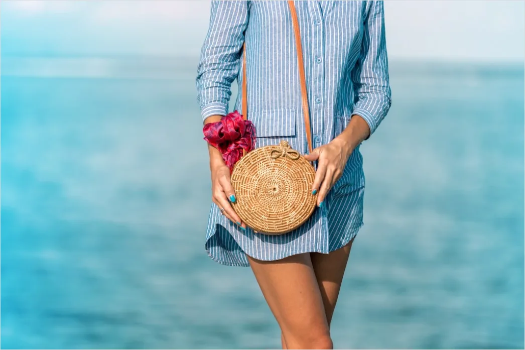 Detail Crossbody Bag Outfit Ideas For Everyday Use Number 17