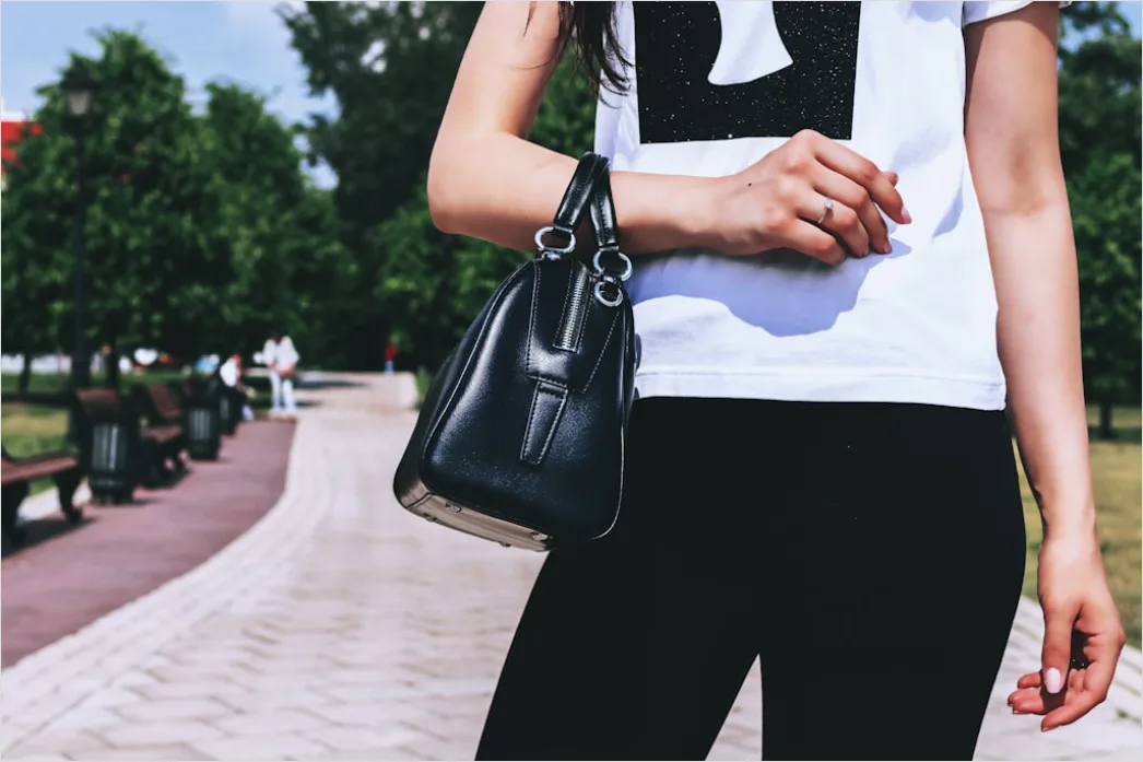 Detail Crossbody Bag Outfit Ideas For Everyday Use Number 18