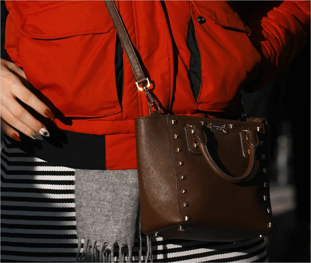 Detail Crossbody Bag Outfit Ideas For Everyday Use Number 20