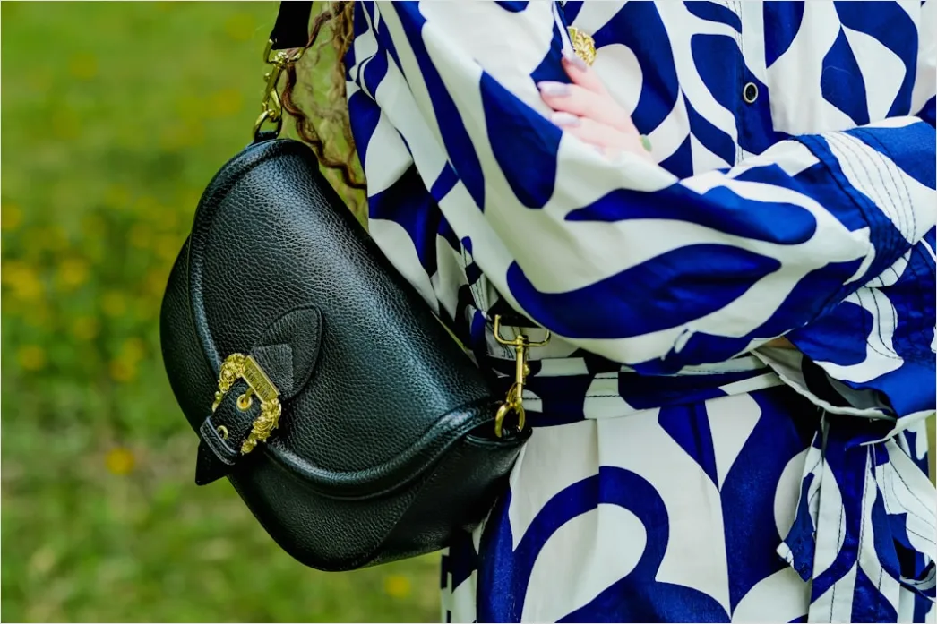 Detail Crossbody Bag Outfit Ideas For Everyday Use Number 9