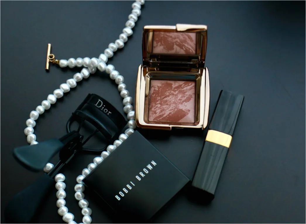Detail Dewy Skin Makeup Look With Blush And Highlight Number 17