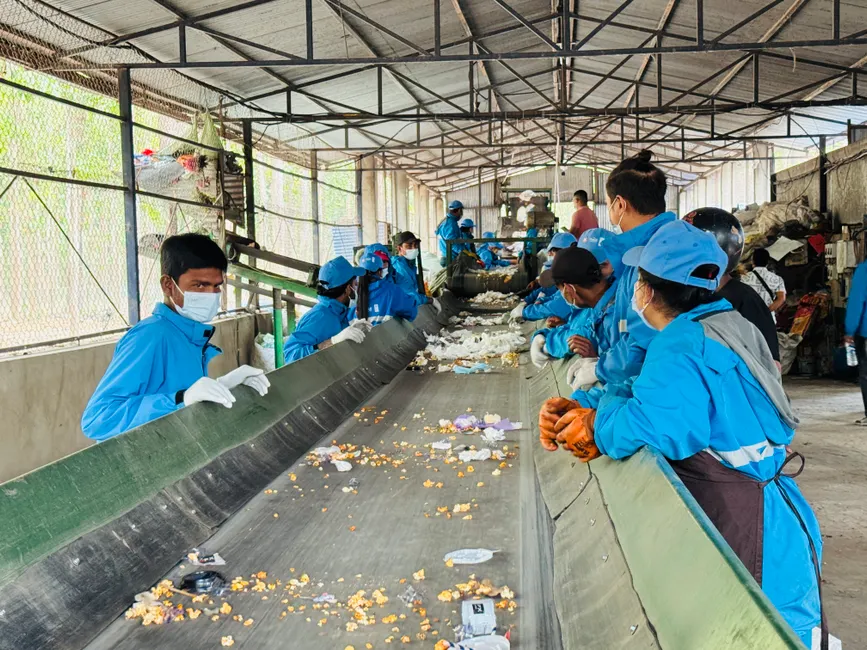 Detail Distribution Center Conveyor Belt Sorting Packages Number 5