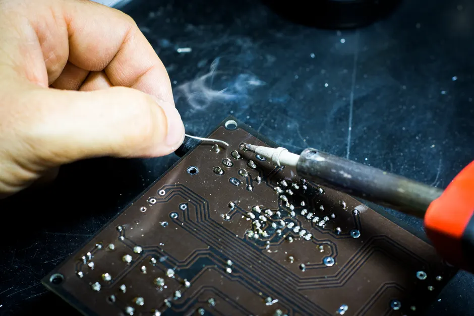 Electronics Assembly Line Workers Soldering Circuit Boards E6fb