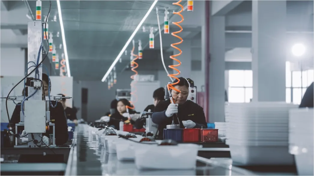 Fulfillment Center Workers Packing Orders Assembly Line 59e0