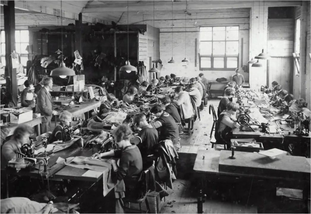 Garment Factory Workers Sewing Machine Production E0c0