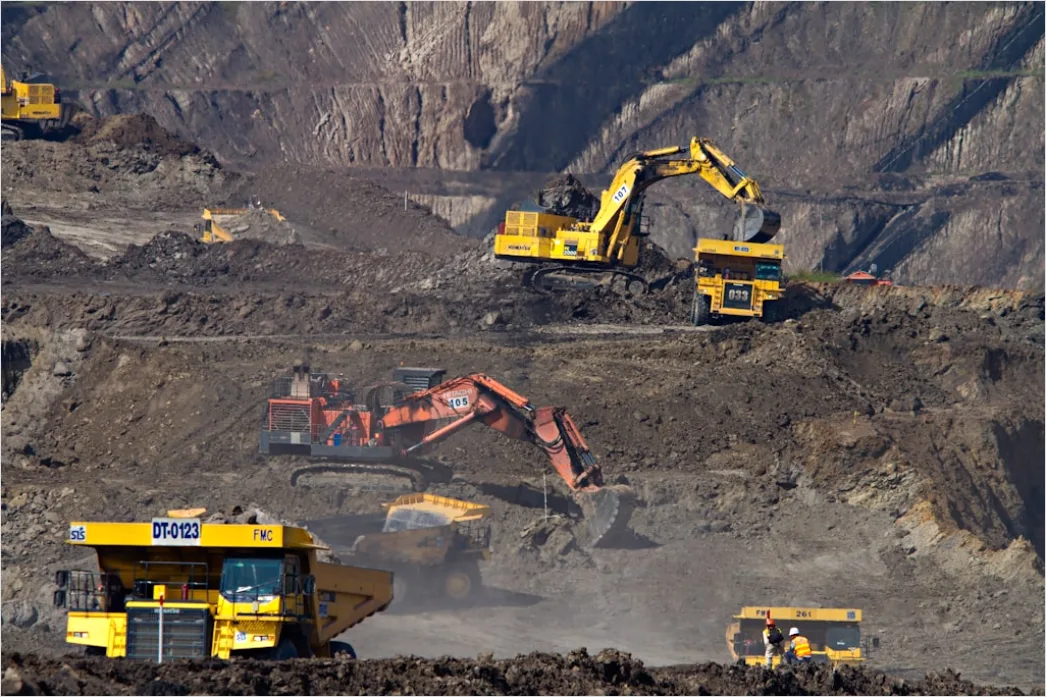 Heavy Machinery Operation Excavator Loading Ore 117c