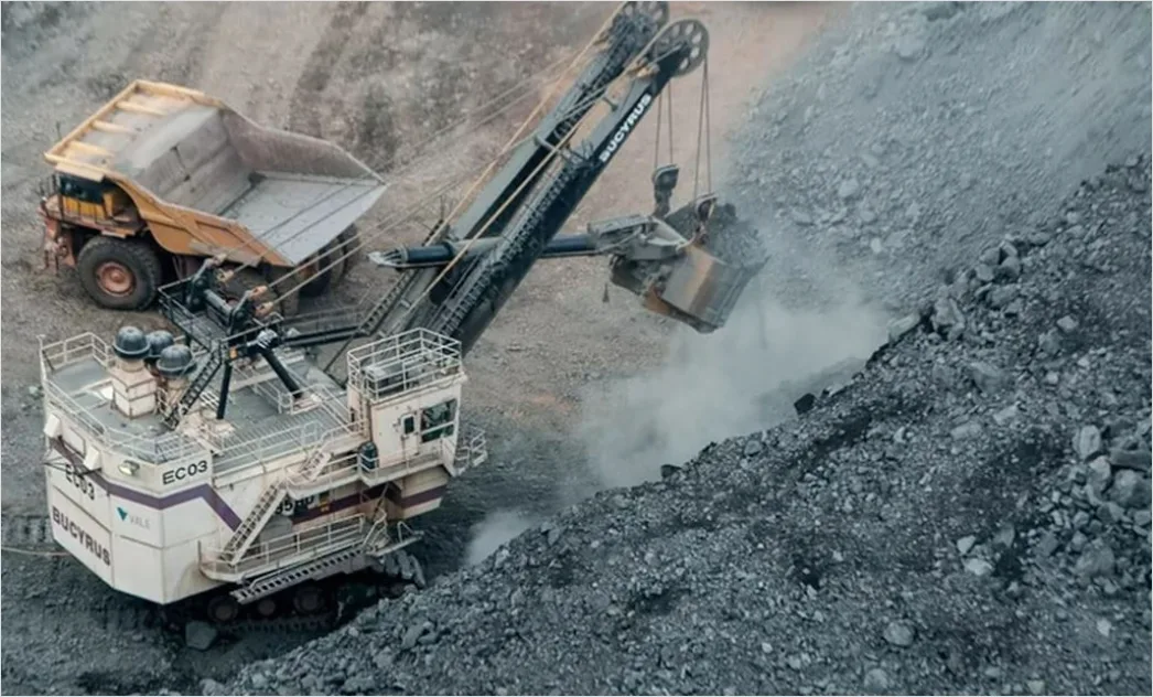 Detail Heavy Machinery Operation Excavator Loading Ore Number 16