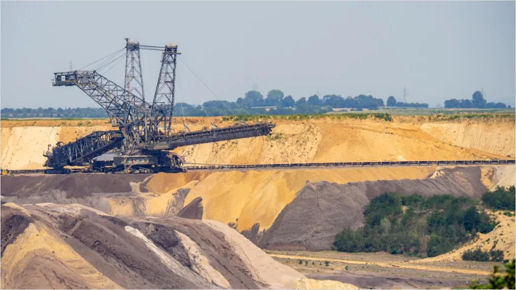 Detail Heavy Machinery Operation Excavator Loading Ore Number 9