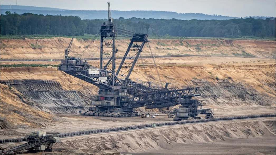 Detail Heavy Machinery Operation Excavator Loading Ore Number 10