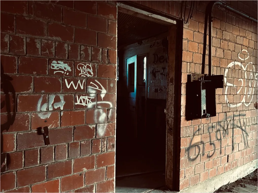 Detail Industrial First Aid Kit On Factory Wall Number 9