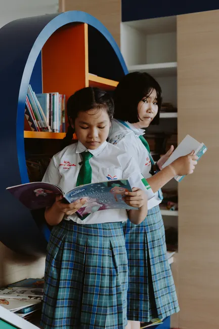 Detail Kids Reading Together In School Library Corner Number 6
