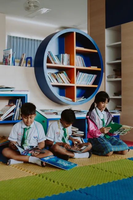 Detail Kids Reading Together In School Library Corner Number 7