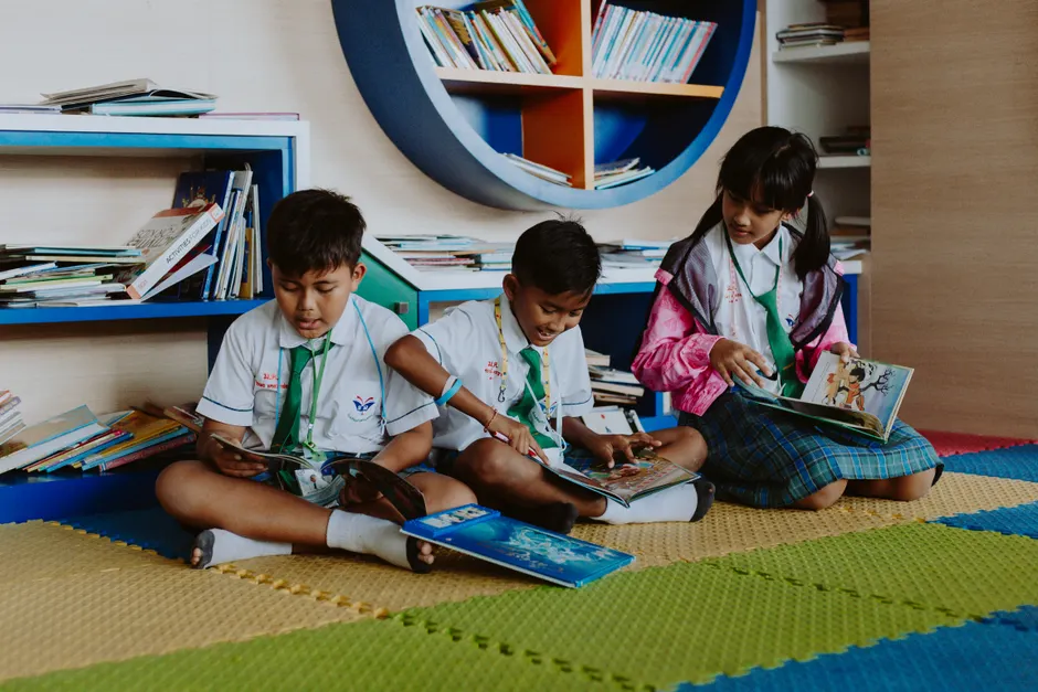 Detail Kids Reading Together In School Library Corner Number 8