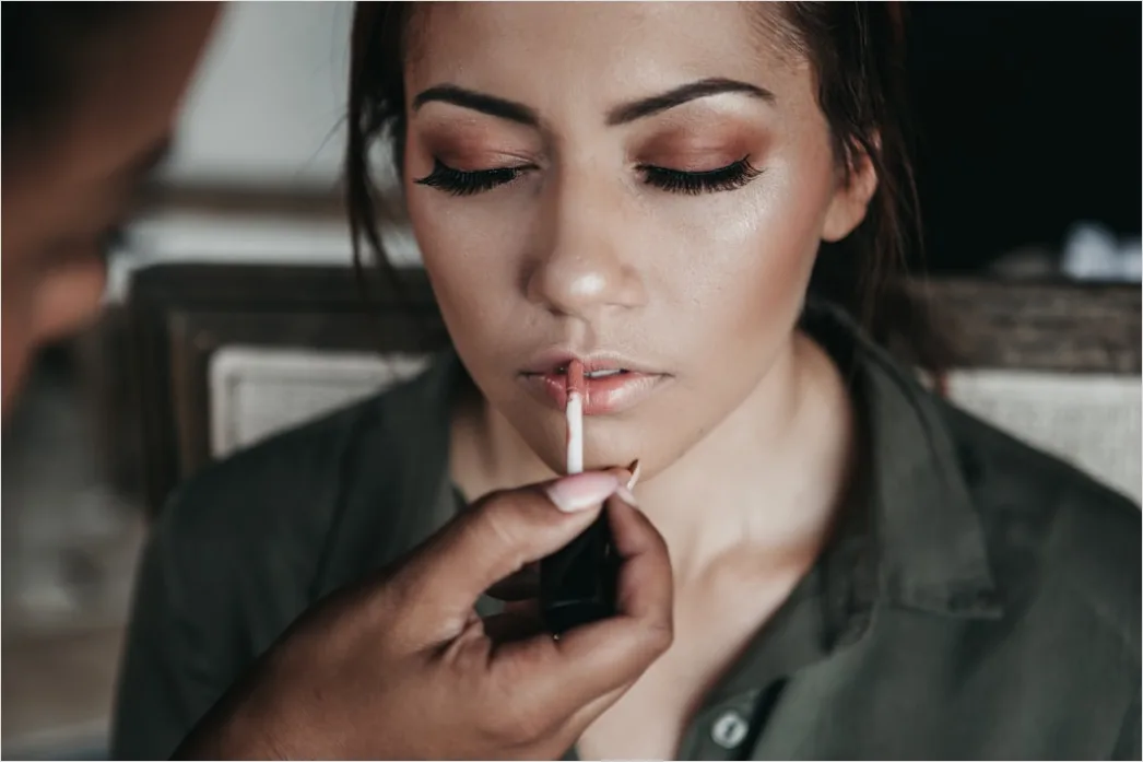 Detail Minimal Makeup Look With Mascara And Lip Gloss Number 3