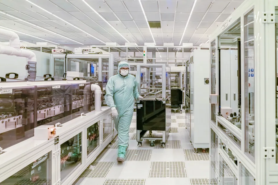 Detail Nanotechnology Research Lab With Cleanroom Suits Number 3