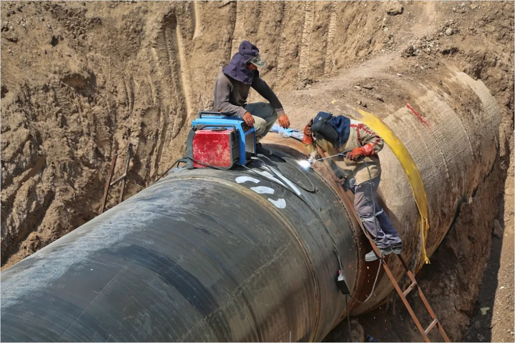 Natural Gas Pipeline Construction Workers Laying Pipe E566