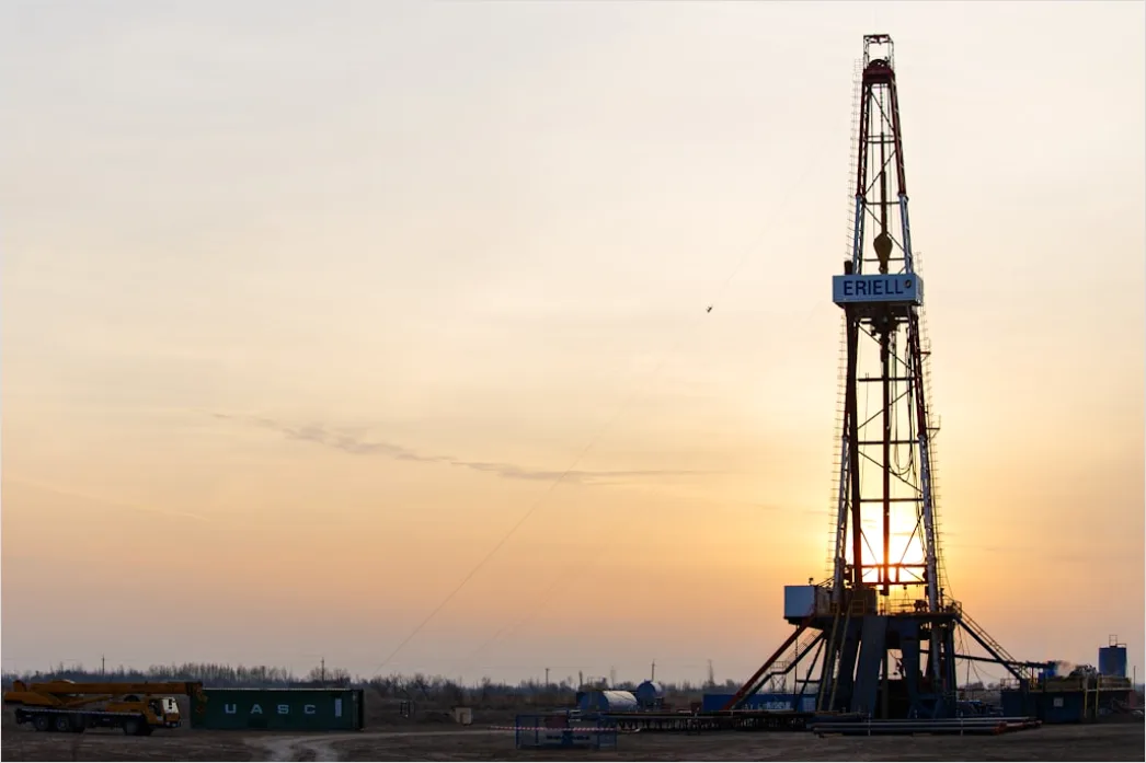 Detail Oil Field Workers Drilling Rig Operation Closeup Number 15