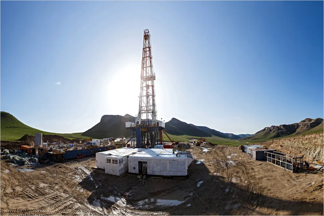 Detail Oil Field Workers Drilling Rig Operation Closeup Number 18