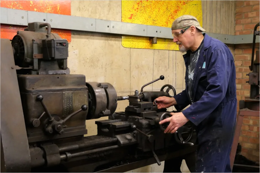 Detail Precision Engineering Workshop Lathe Turning Metal Number 4