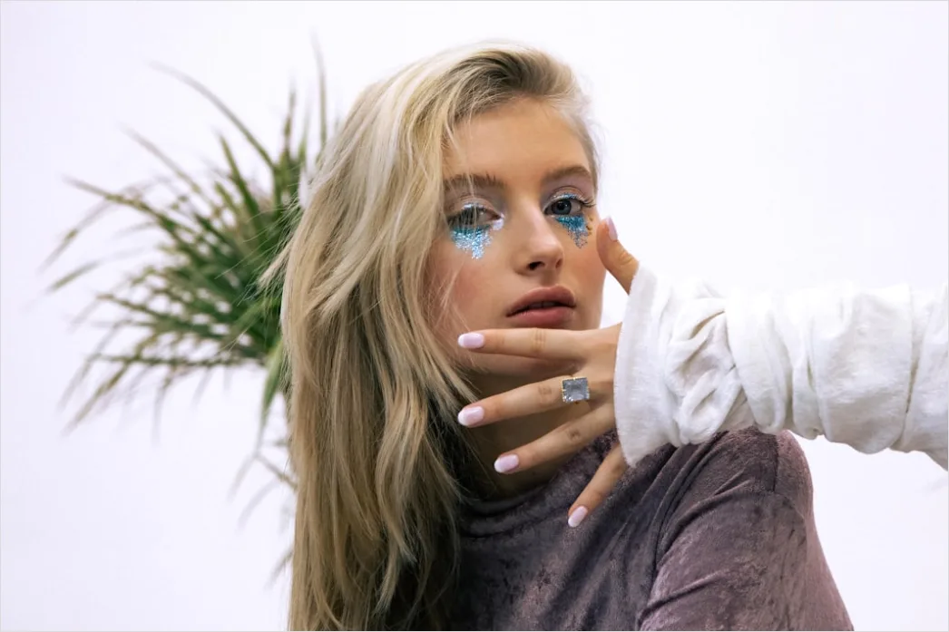 Detail Soft Glam Makeup Look For Blue Eyes Number 2
