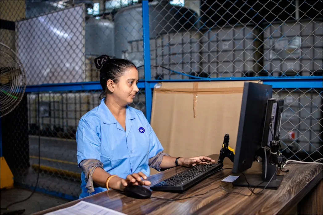 Detail Supply Chain Logistics Dashboard Screen Monitoring Number 6