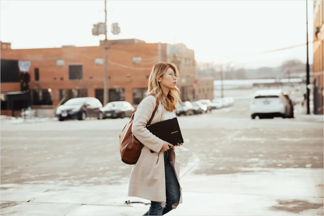 Detail Tote Bag Outfit Ideas Casual Everyday Women Number 9