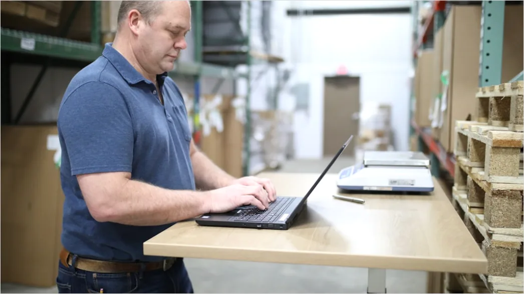 Warehouse Management System Screen Worker Scanning 93e2