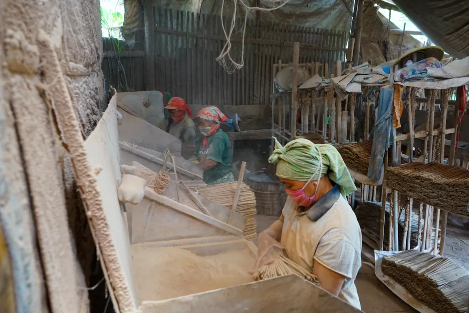 Detail Workers Wearing Respirator Masks In Dusty Factory Number 16