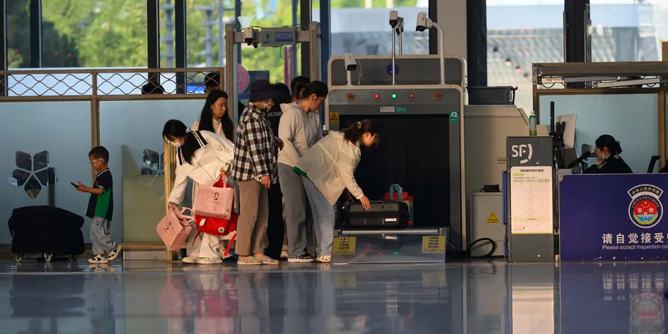 Airport Security Checkpoint Passengers Queuing 2ca8