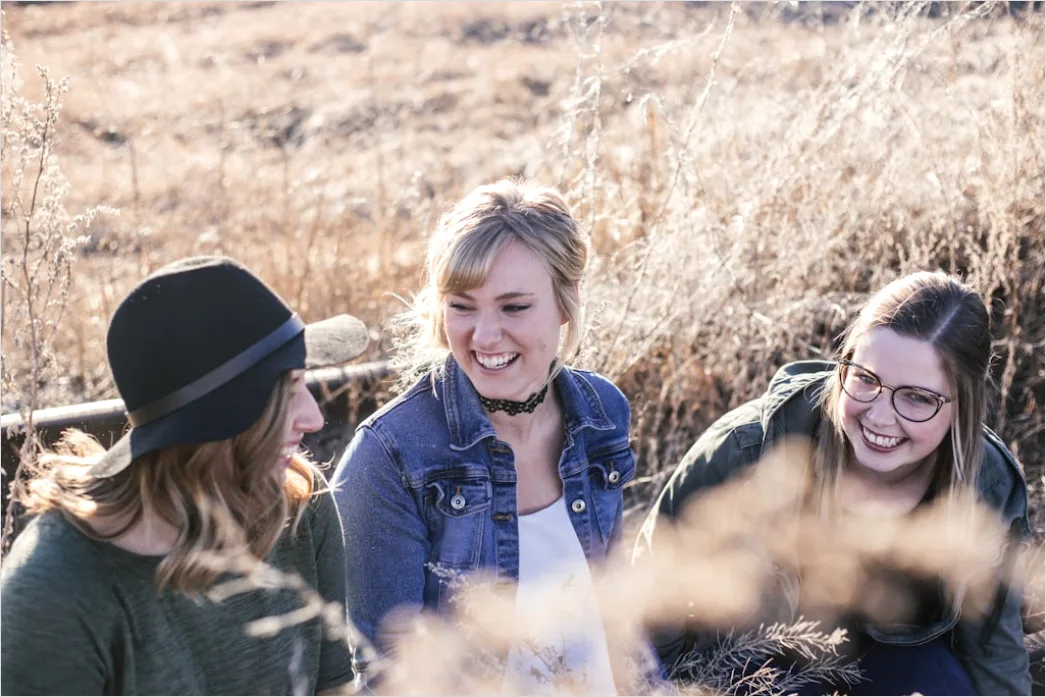 Detail Brautjungfern Gruppe Portrait Outdoor Lachen Number 13