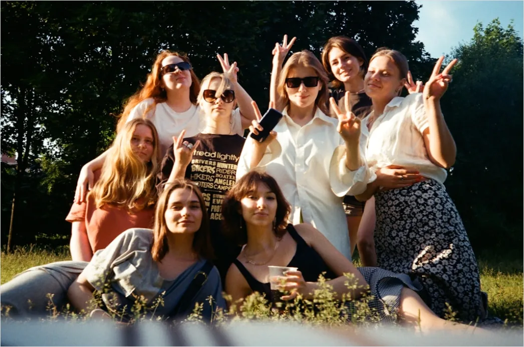 Detail Brautjungfern Gruppe Portrait Outdoor Lachen Number 14